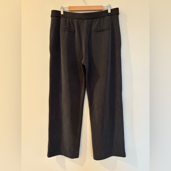 Lululemon Softstreme Pintuck Mid-Rise Pant
Regular size XL - Picture 6 of 9